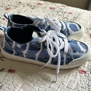 SIZE 6.5 SUGAR blue and white tennis shoes